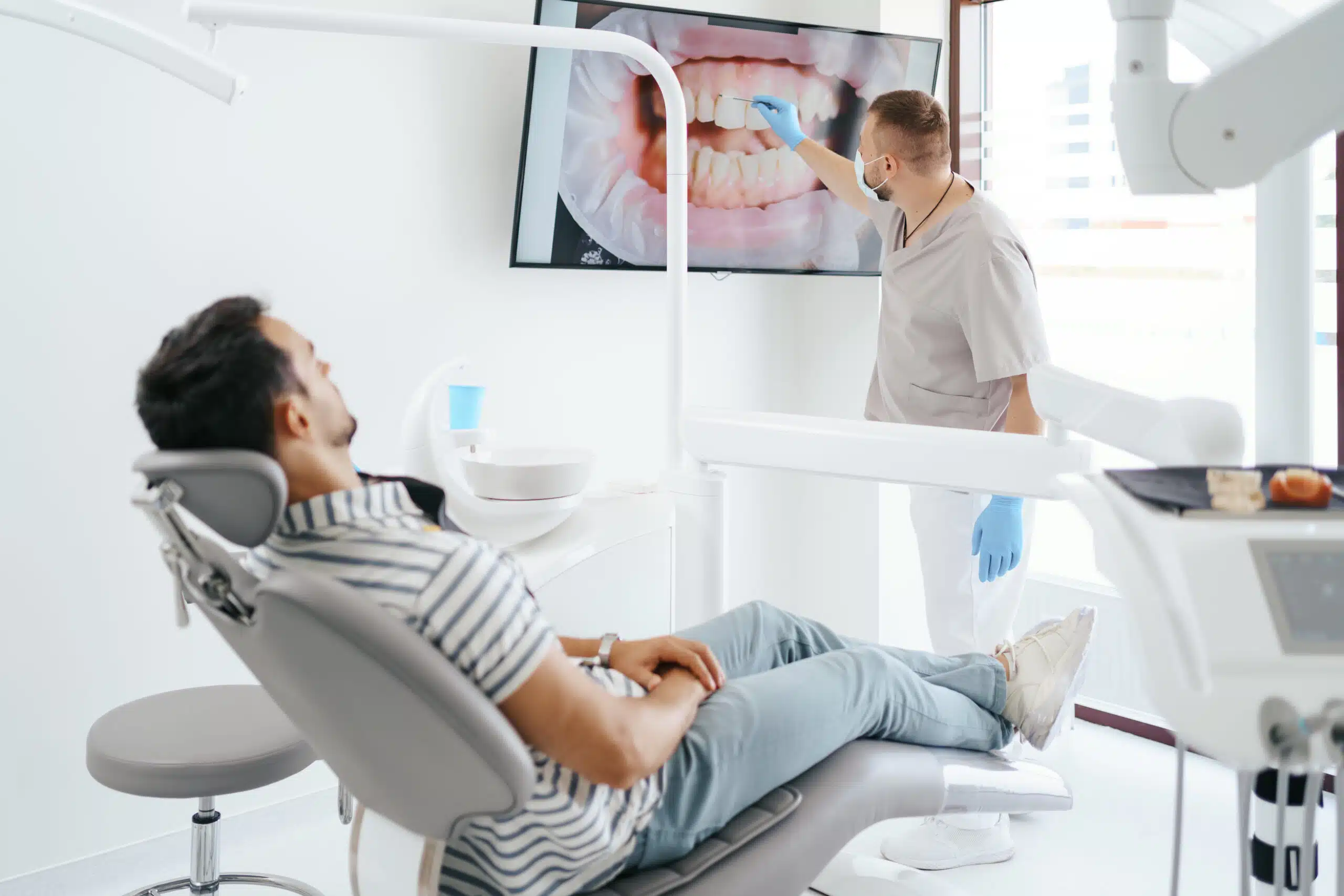 Dentist explaining teeth image on the screen